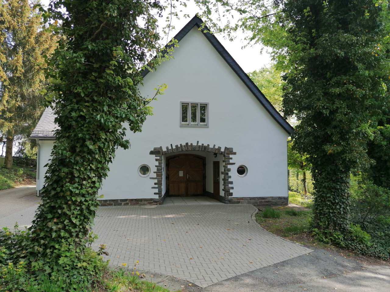 Außenansicht mit Eingangsbereich der Beerdigungshalle auf dem Firedhofsgelände in Gornsdorf